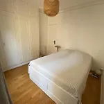 Appartement Parisien Typique, Calme Et Lumineux