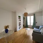 Appartement Parisien Typique, Calme Et Lumineux