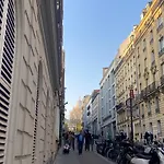 Appartement Parisien Typique, Calme Et Lumineux