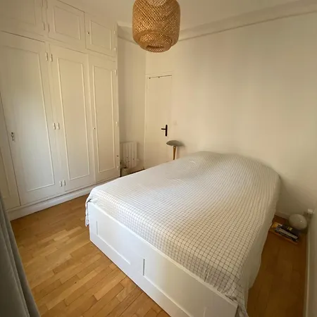 Parisien Typique, Calme Et Lumineux Parigi
